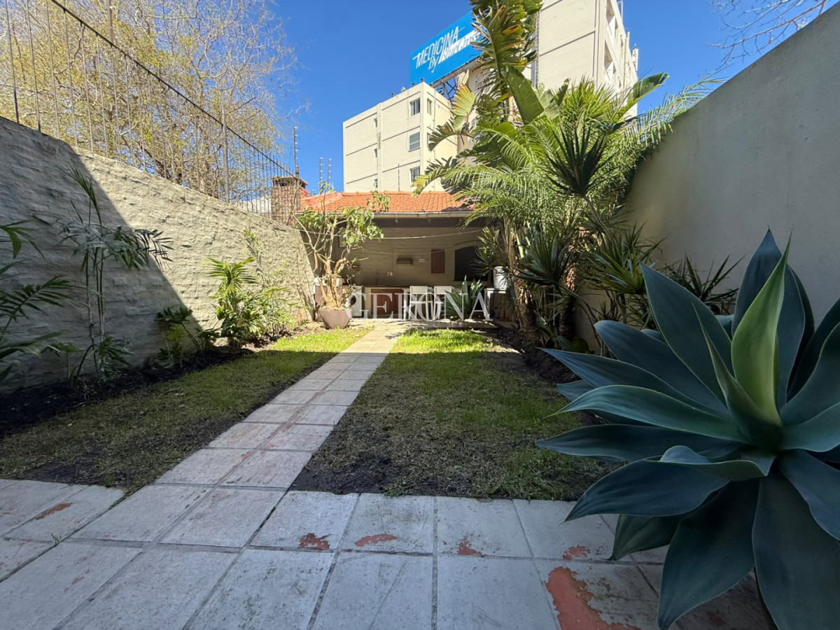 Casa ID.316 - Venta casa de 3 dormitorios, jardín, barbacoa y garaje en Punta Gorda.
