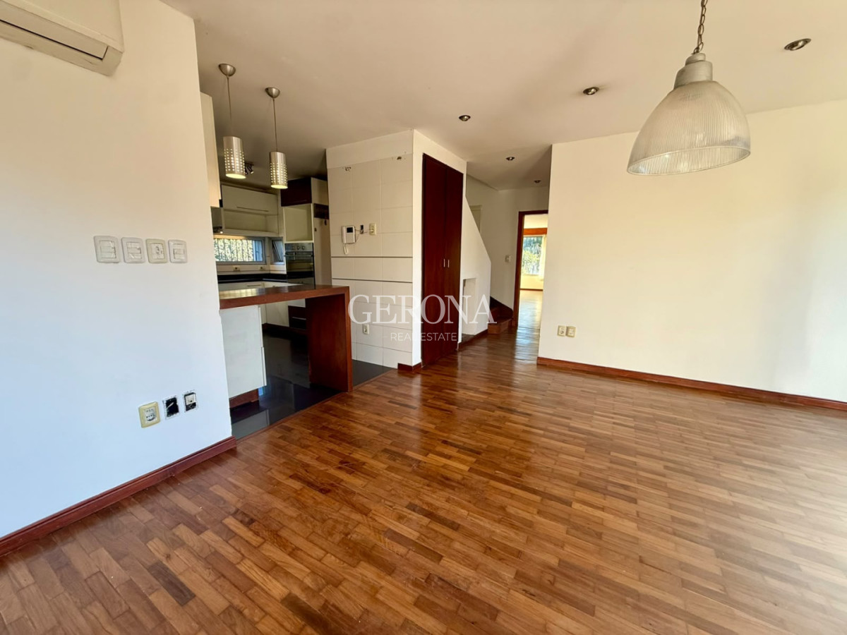 Casa ID.317 - Venta casa PH de 5 dormitorios, escritorio, fondo y cochera para 6 autos en Carrasco Norte.