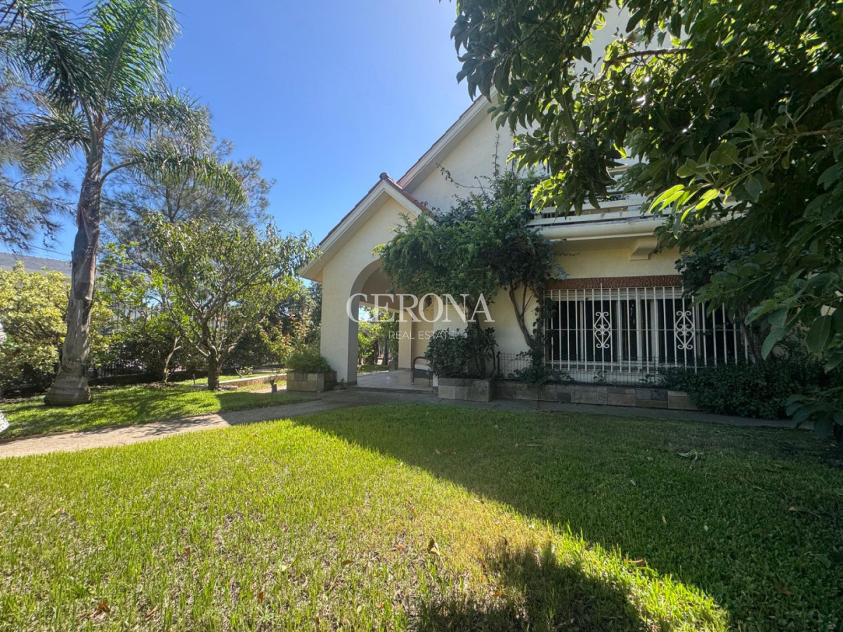 Casa ID.279 - Venta casa de 3 dorm y servicio completo, frente al mar, en Carrasco-Punta Gorda