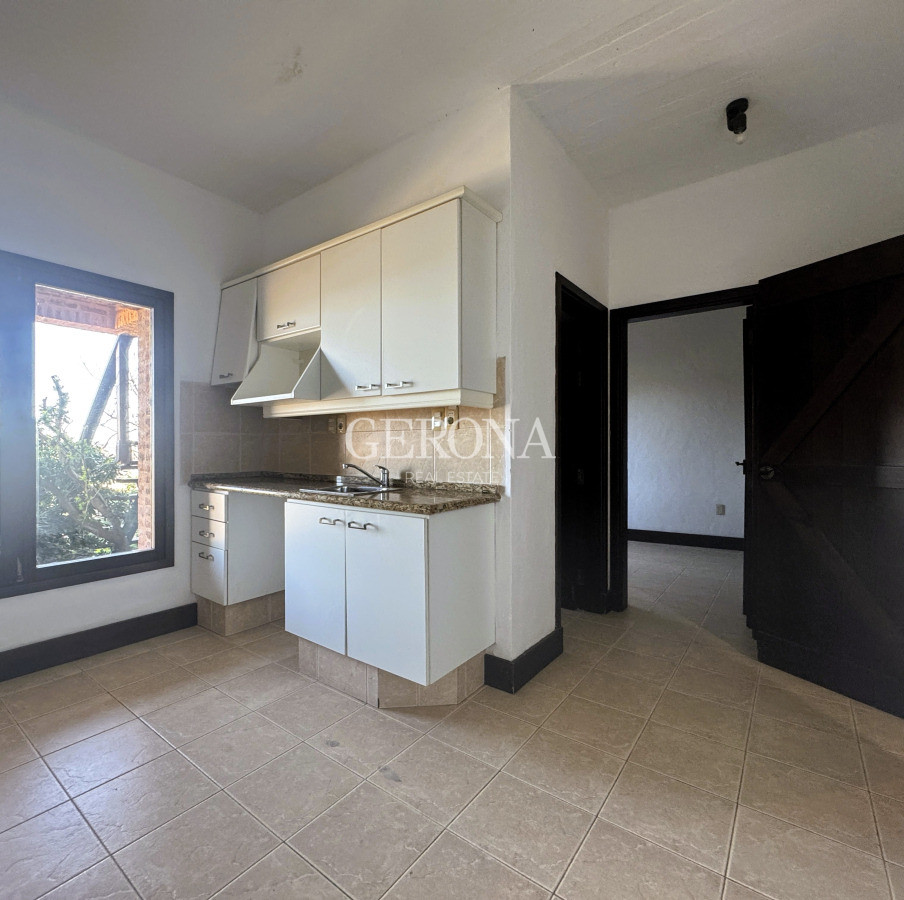 Casa ID.321 - Alquiler casa de tres niveles, con tres suites frente al mar en Punta Gorda. 