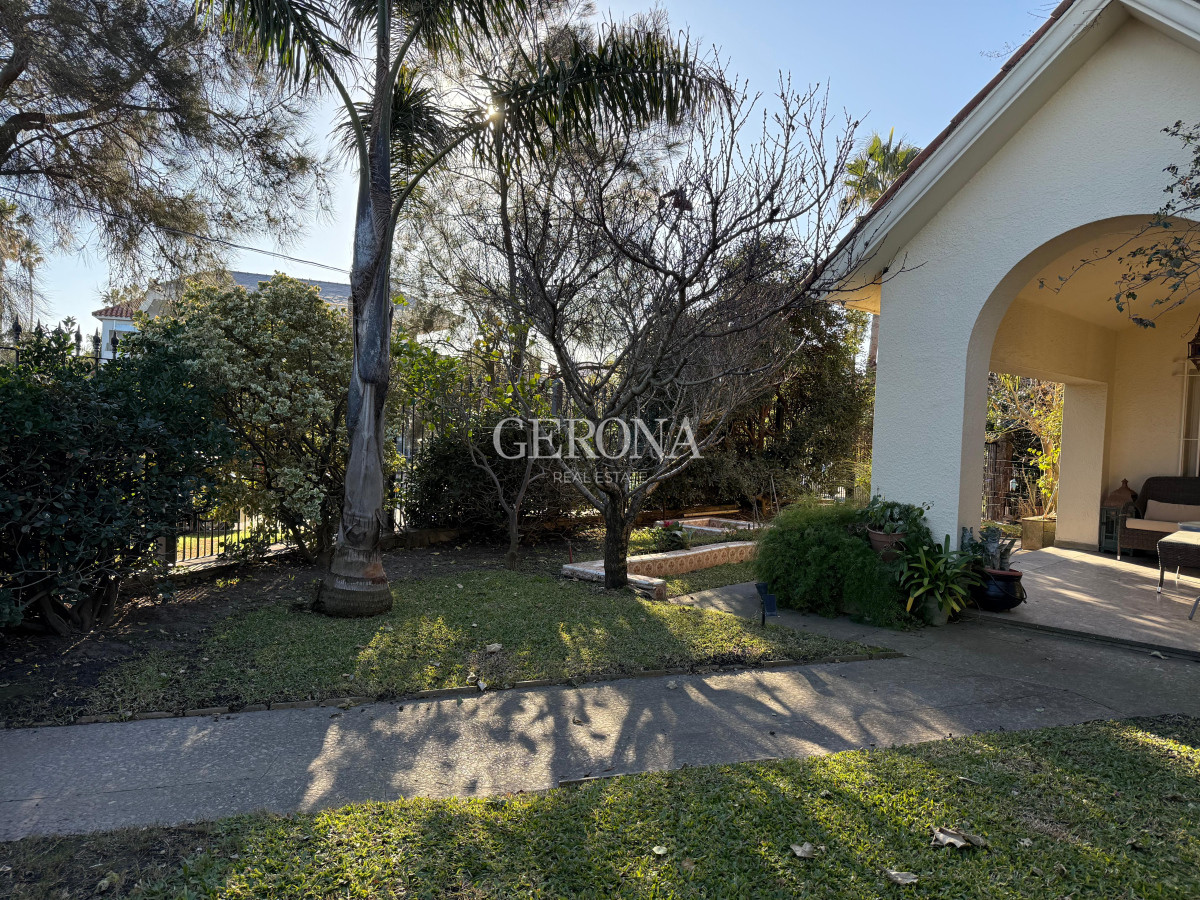 Casa ID.279 - Venta casa de 3 dorm y servicio completo, frente al mar, en Carrasco-Punta Gorda