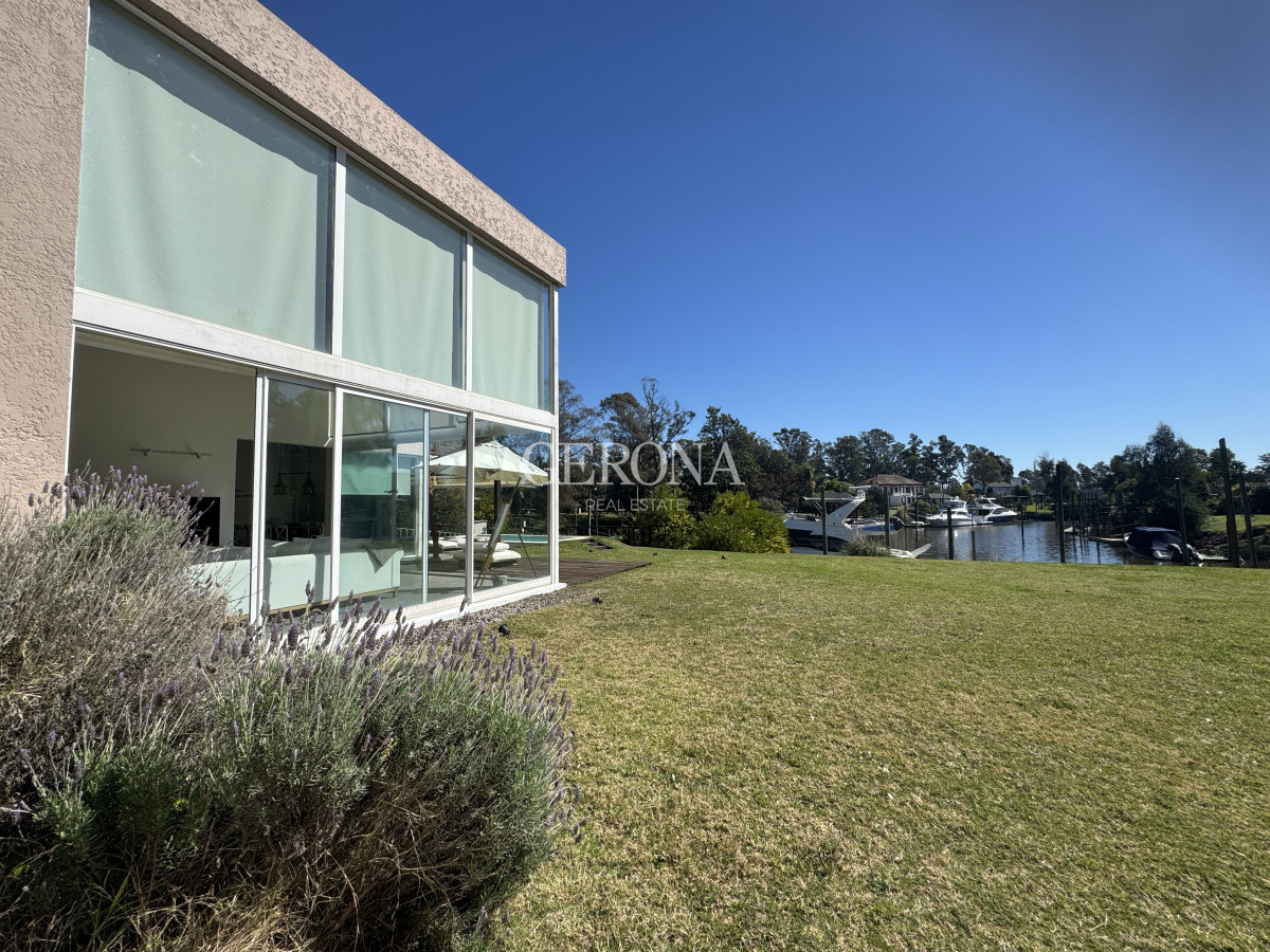 Casa ID.283 - Venta Casa en Marina de Santa Lucía, con 1644 m2 de terreno, 274 edificado y doble muelle.