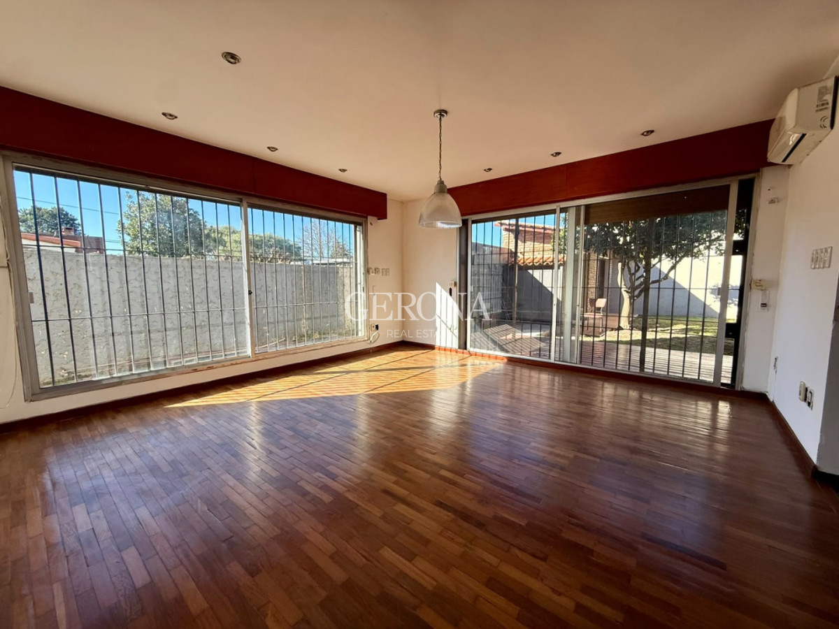 Casa ID.317 - Venta casa PH de 5 dormitorios, escritorio, fondo y cochera para 6 autos en Carrasco Norte.
