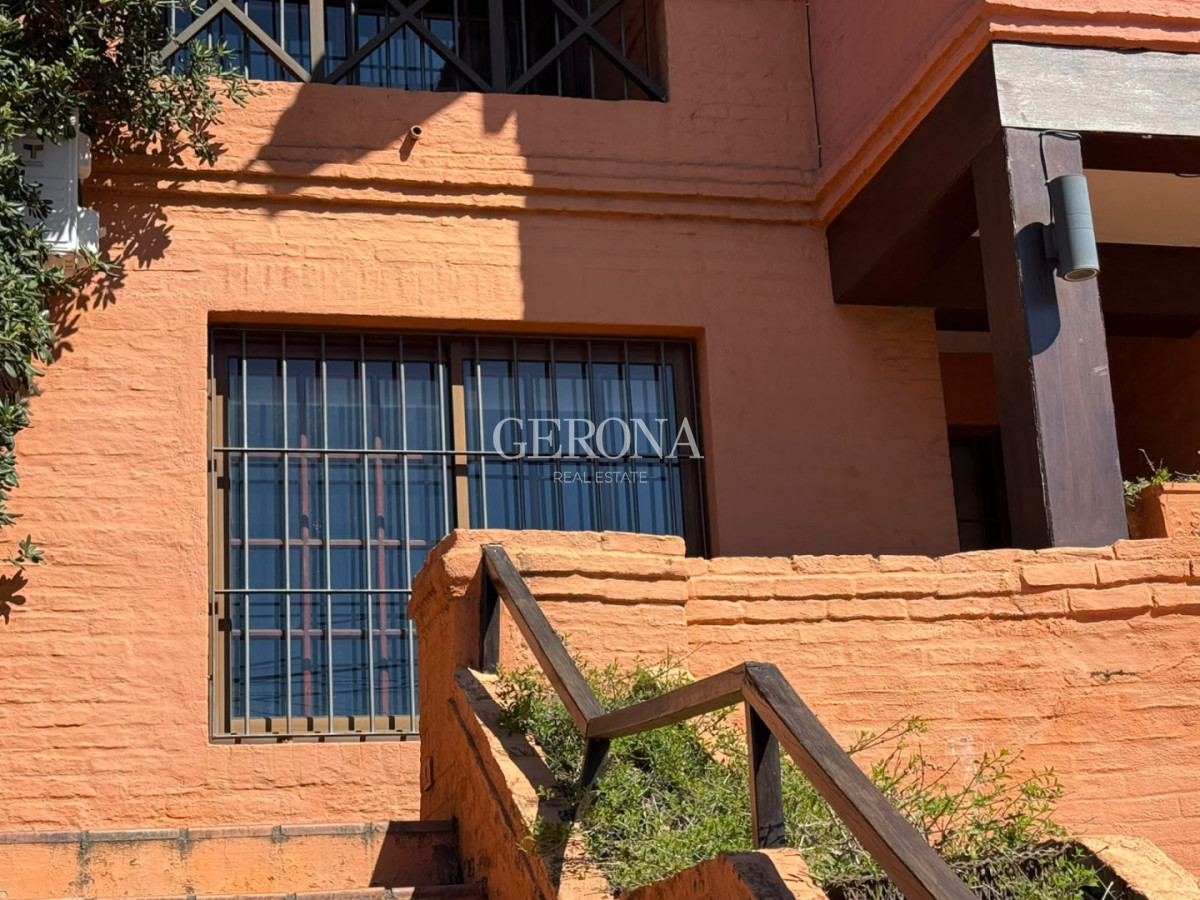 Casa ID.316 - Venta casa de 3 dormitorios, jardín, barbacoa y garaje en Punta Gorda.