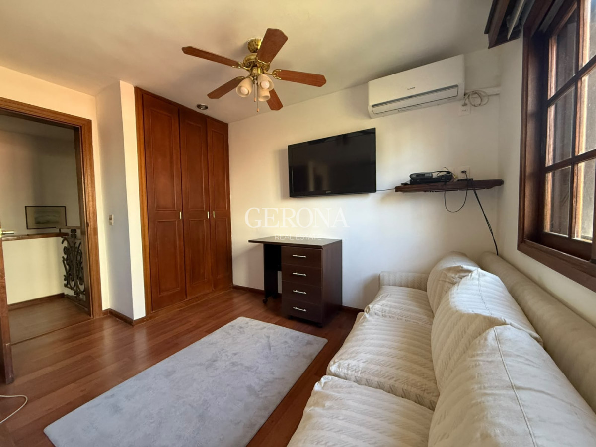 Casa ID.316 - Venta casa de 3 dormitorios, jardín, barbacoa y garaje en Punta Gorda.