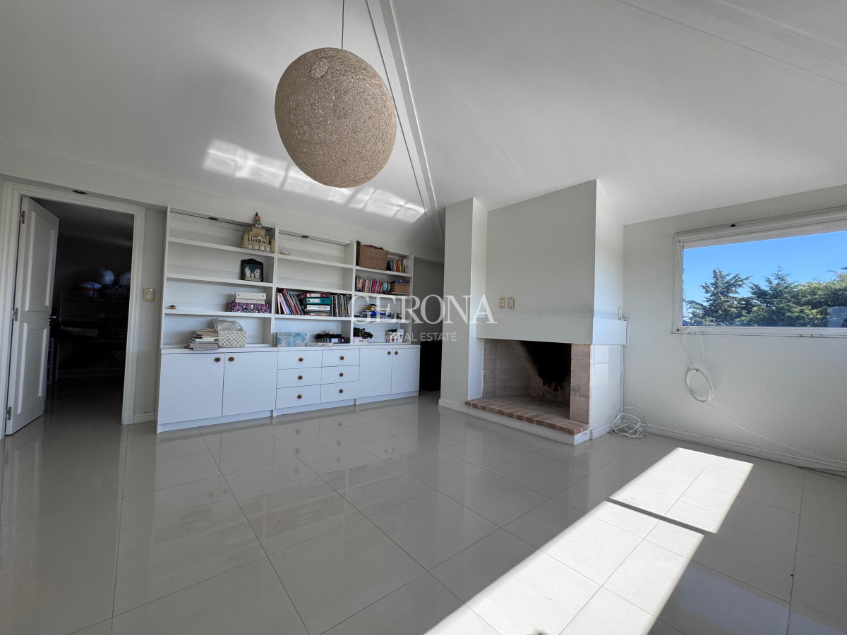 Casa ID.268 - Venta Casa de 4 dormitorios y servicio, de 352 m2, en Lomas de la Tahona
