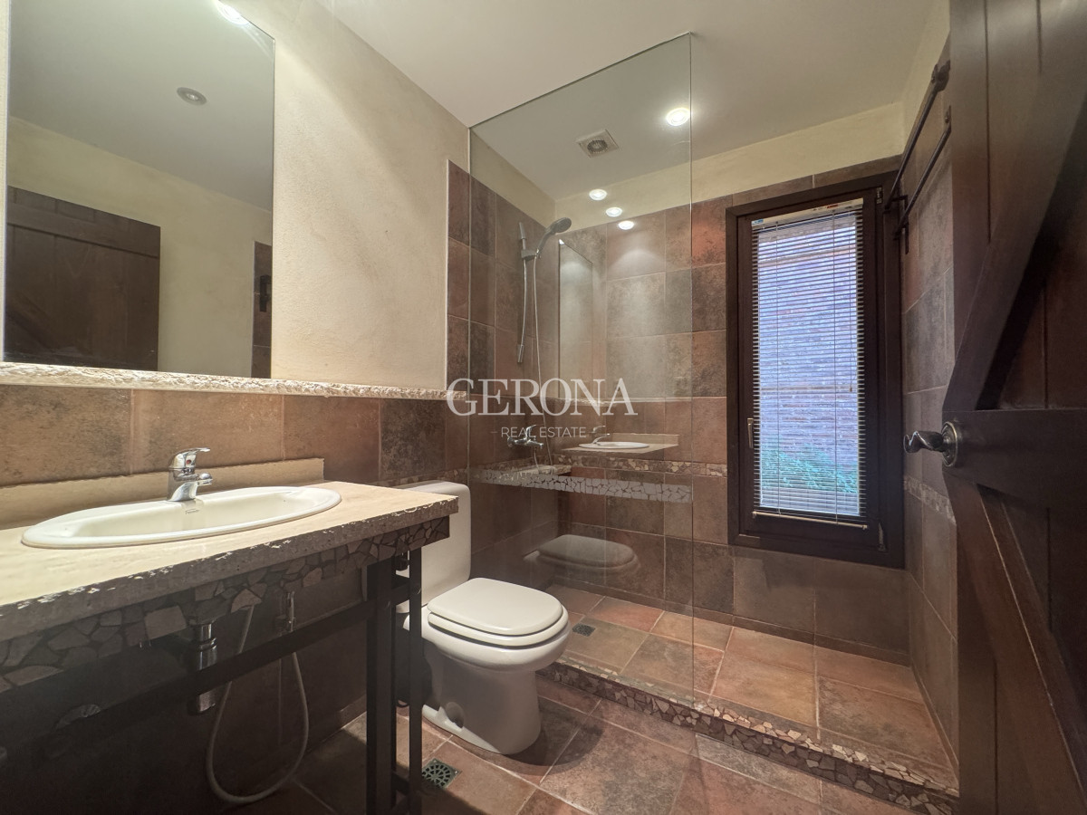 Casa ID.281 - Venta casa de tres niveles, con tres suites frente al mar en Punta Gorda. 
