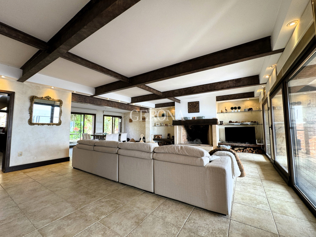 Casa ID.281 - Venta casa de tres niveles, con tres suites frente al mar en Punta Gorda. 