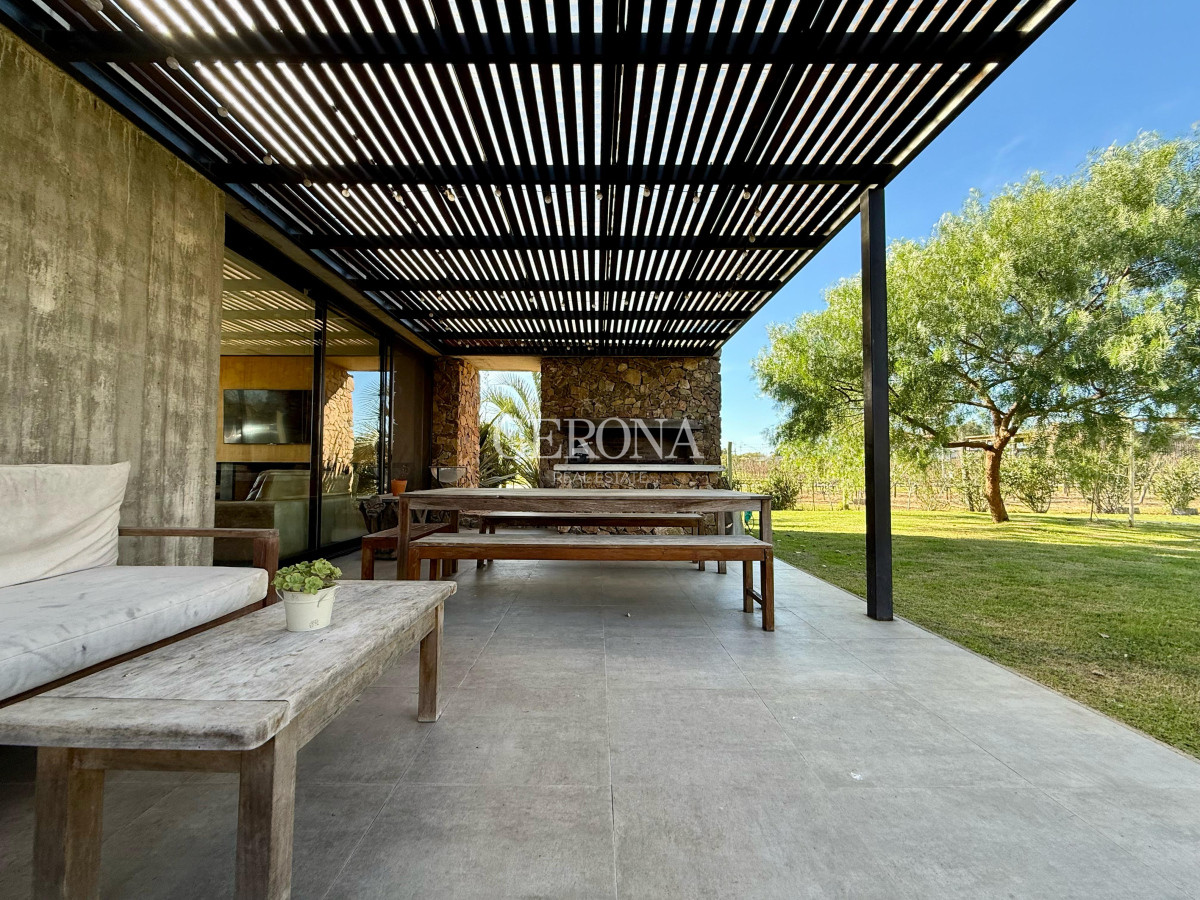 Casa ID.272 - Venta Casa de 4 dormitorios, jardín y piscina en,  Barrio Privado