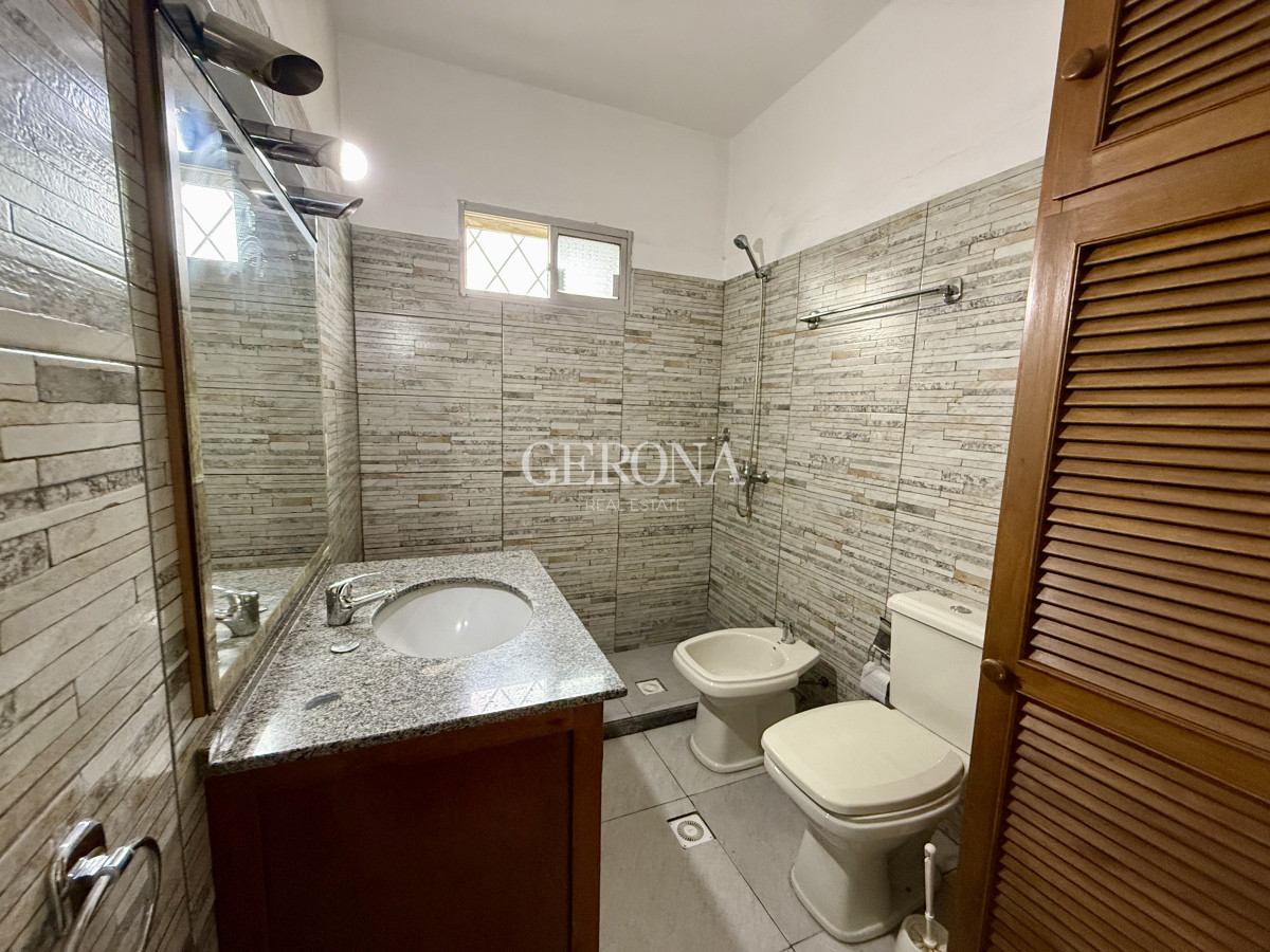 Casa ID.255 - Venta casa ph de 2 dormitorios, jardín y fondo en Punta Gorda-Carrasco Norte