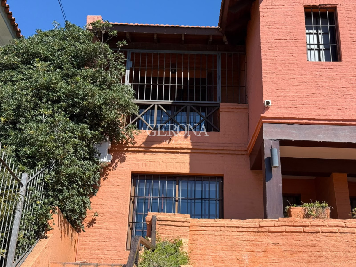 Casa ID.316 - Venta casa de 3 dormitorios, jardín, barbacoa y garaje en Punta Gorda.