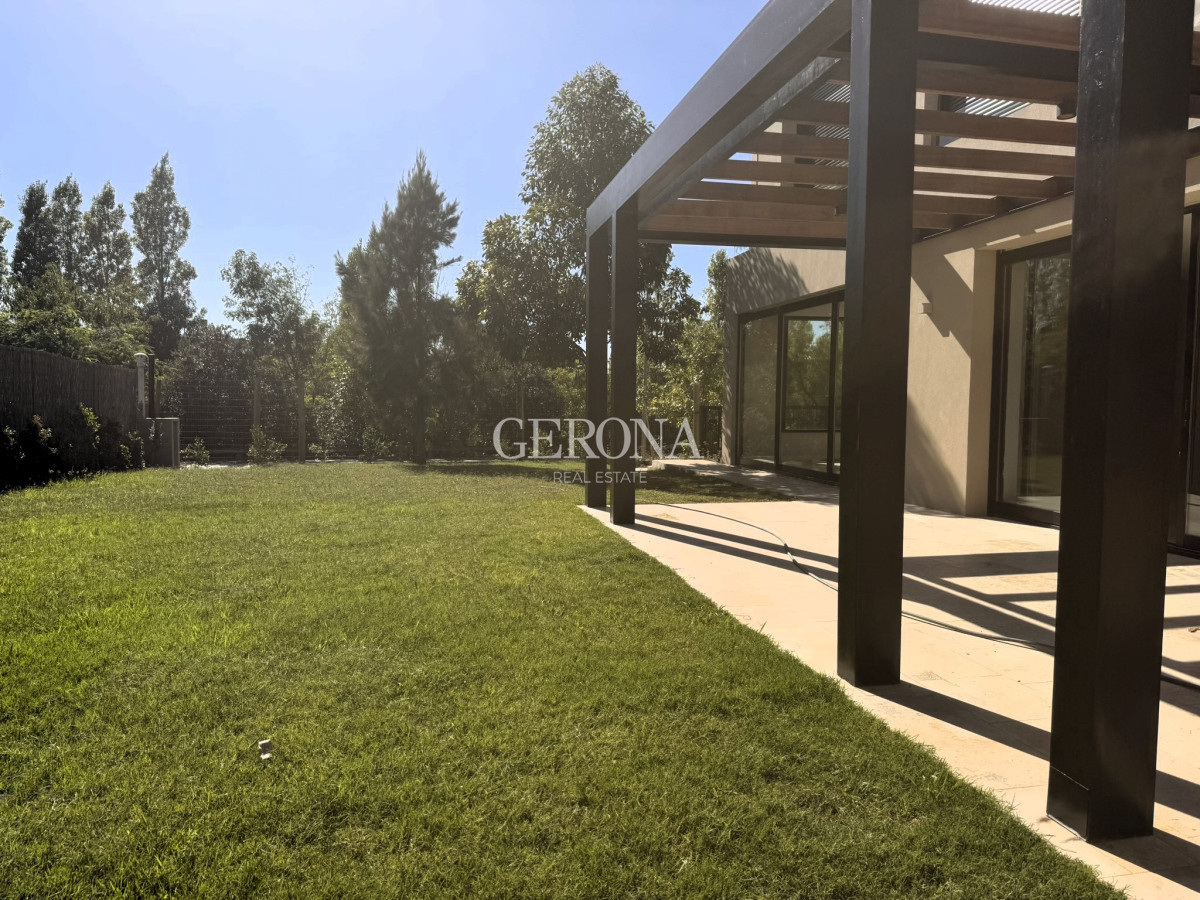 Casa ID.259 - Venta Casa de 3 dormitorios, jardín a estrenar 