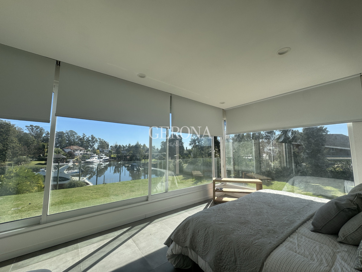 Casa ID.283 - Venta Casa en Marina de Santa Lucía, con 1644 m2 de terreno, 274 edificado y doble muelle.