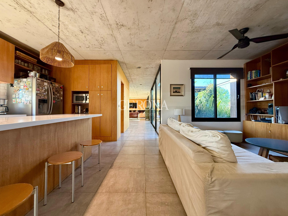 Casa ID.272 - Venta Casa de 4 dormitorios, jardín y piscina en,  Barrio Privado