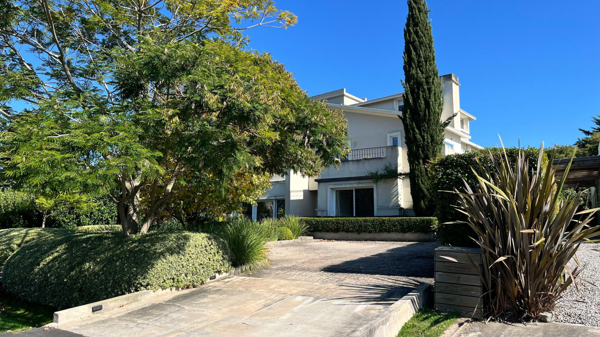 Venta Casa de 4 dormitorios y servicio, de 352 m2, en Lomas de la Tahona