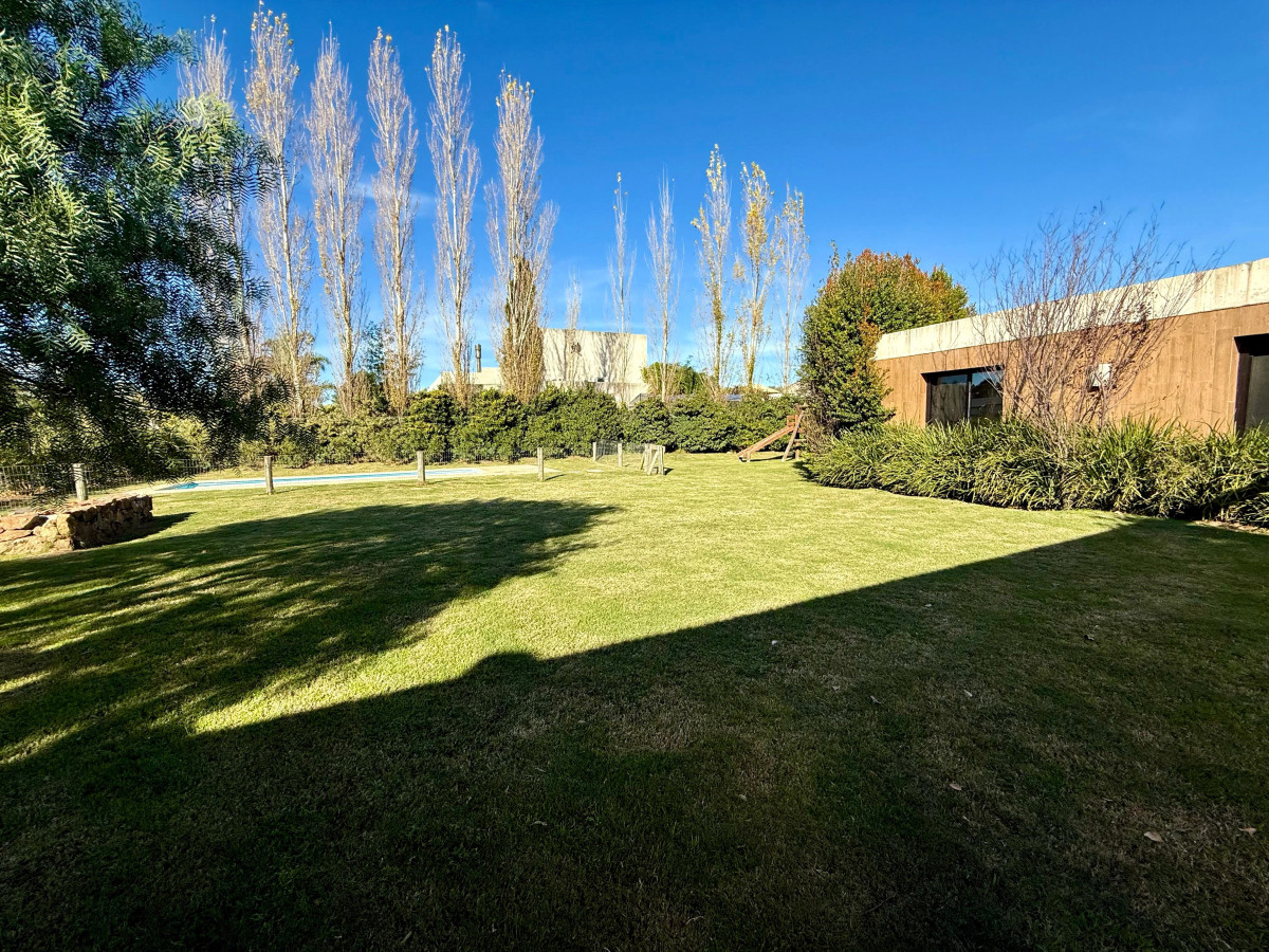 Venta Casa de 4 dormitorios, jardín y piscina en,  Barrio Privado
