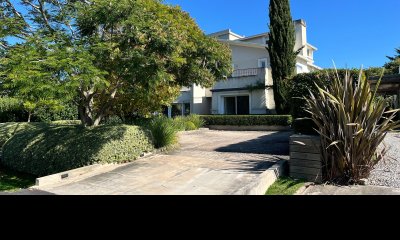 Venta Casa de 4 dormitorios y servicio, de 352 m2, en Lomas de la Tahona