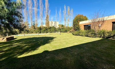 Venta Casa de 4 dormitorios, jardín y piscina en,  Barrio Privado