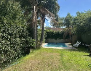 Venta casa de tres dormitorios, jardín y piscina en zona colegios, Carrasco Norte