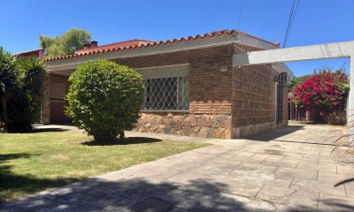 Venta casa ph de 2 dormitorios, jardín y fondo en Punta Gorda-Carrasco Norte