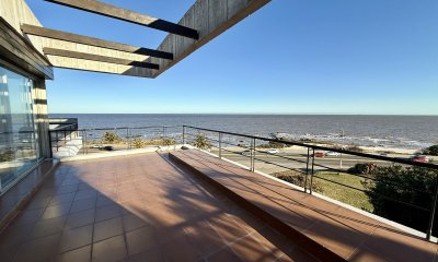 Venta casa de 5 dormitorios y servicio, frente al mar, en Punta Gorda.