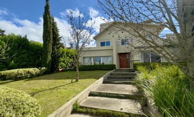 Venta Casa de 4 dormitorios y servicio, de 352 m2, en Lomas de la Tahona