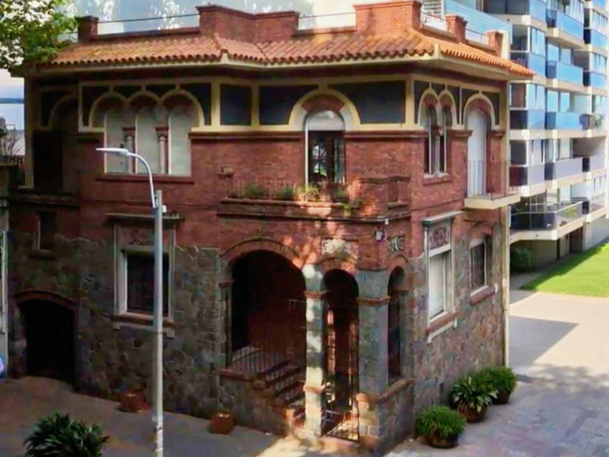 Alquiler casa de 4 dormitorios y garajes en la mejor ubicación de Pocitos, ideal Empresa.