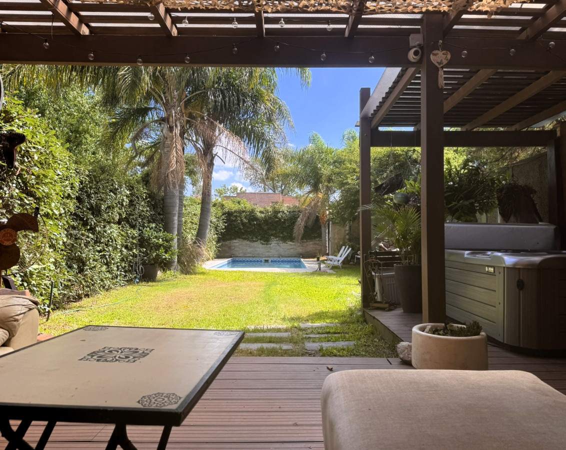 Venta casa de tres dormitorios, jardín y piscina en zona colegios, Carrasco Norte