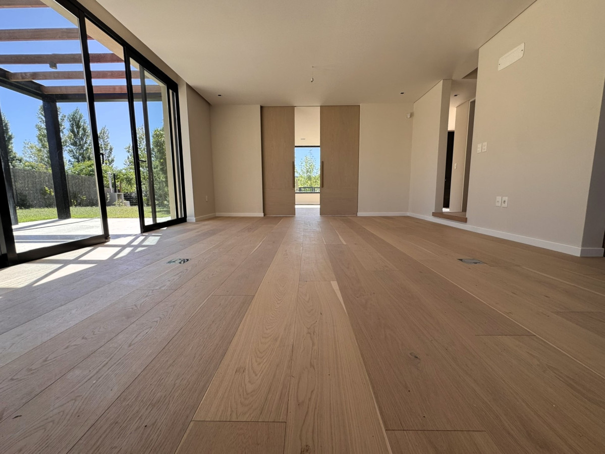 Venta Casa de 3 dormitorios, jardín a estrenar 