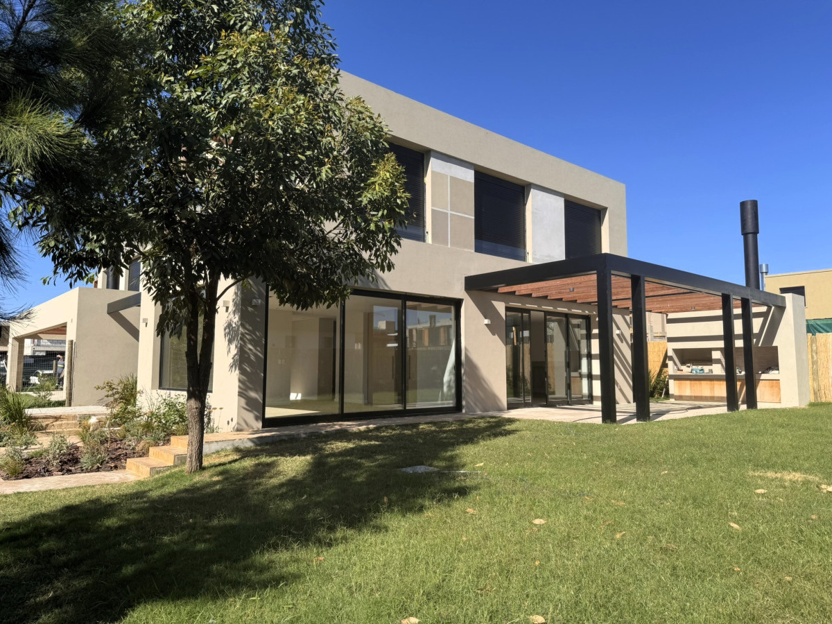 Venta Casa de 3 dormitorios, jardín a estrenar 