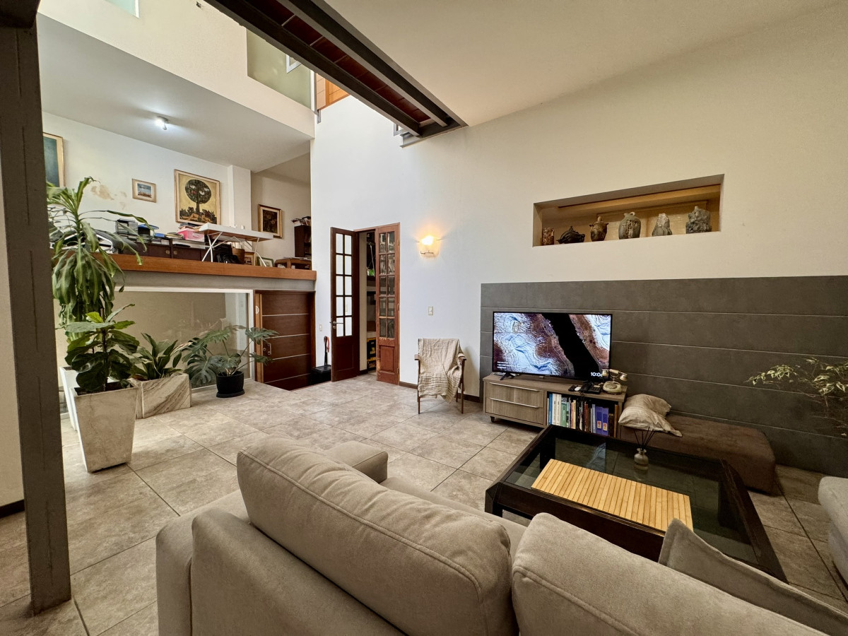 Venta Casa de 4 dormitorios, 2 patios y garaje en Punta Carretas