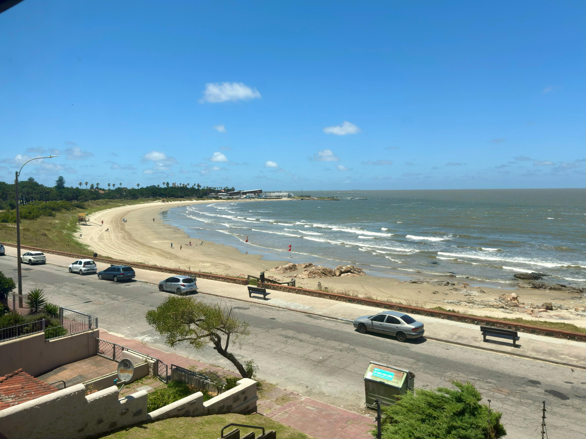 Venta casa de tres dormitorios y servicio, en Rambla de Punta Gorda. 