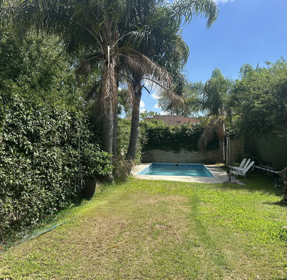 Venta casa de tres dormitorios, jardín y piscina en zona colegios, Carrasco Norte
