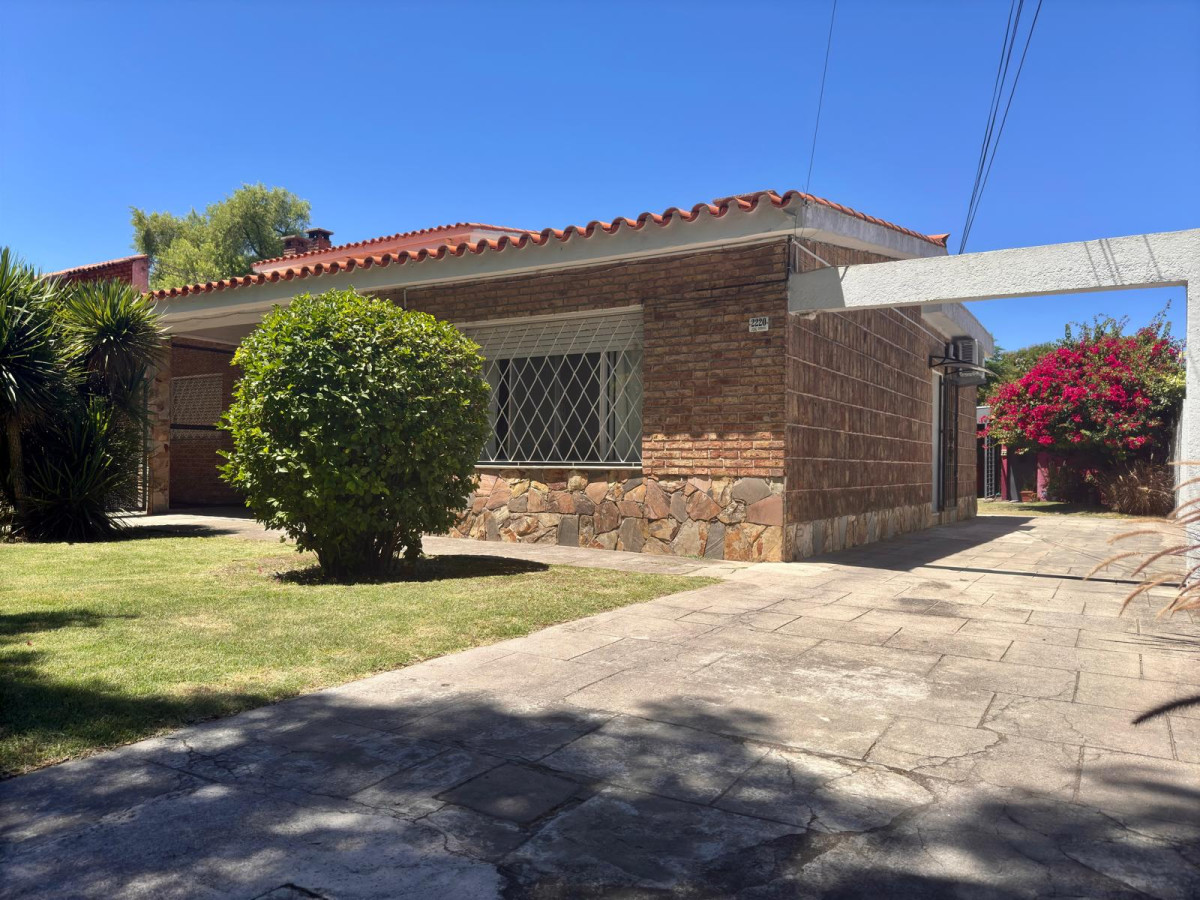 Venta casa ph de 2 dormitorios, jardín y fondo en Punta Gorda-Carrasco Norte