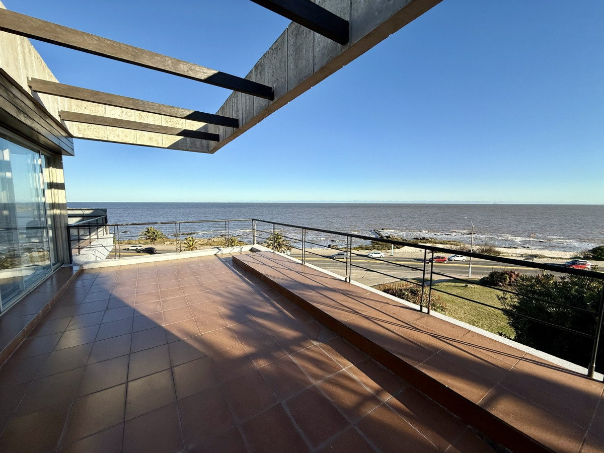 Venta casa de 5 dormitorios y servicio, frente al mar, en Punta Gorda.