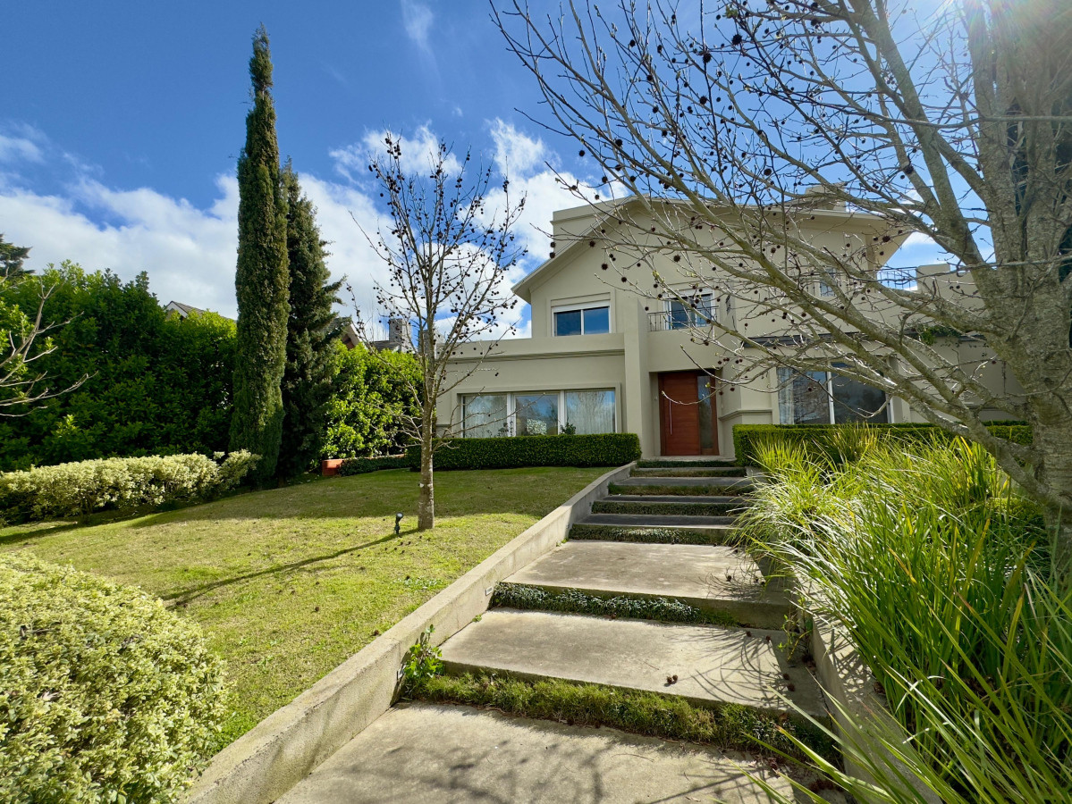 Venta Casa de 4 dormitorios y servicio, de 352 m2, en Lomas de la Tahona