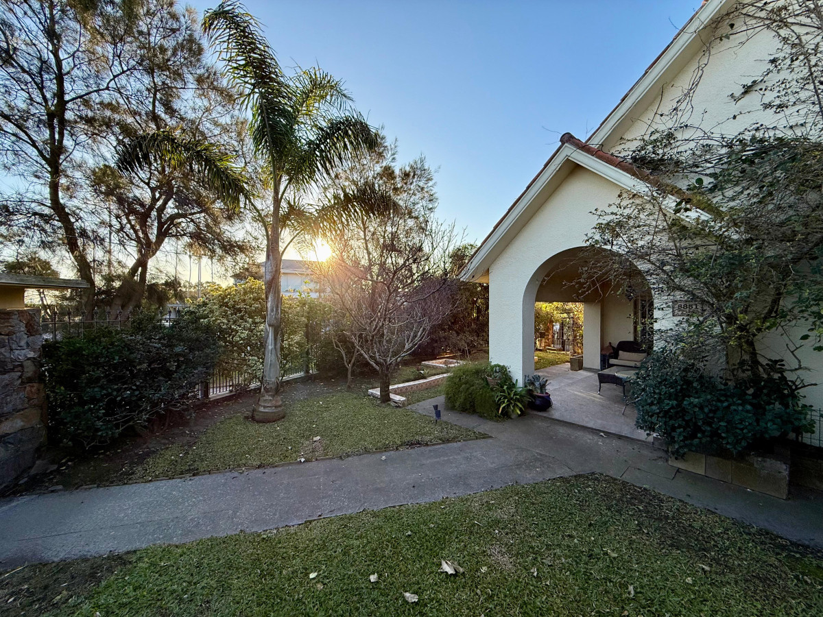 Venta casa de 3 dorm y servicio completo, frente al mar, en Carrasco-Punta Gorda