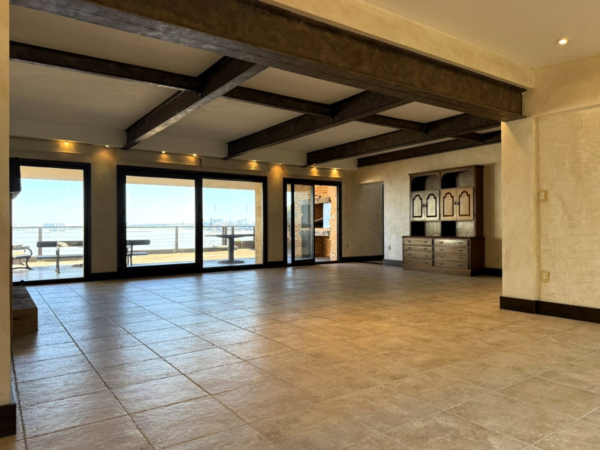 Venta casa de tres niveles, con tres suites frente al mar en Punta Gorda. 