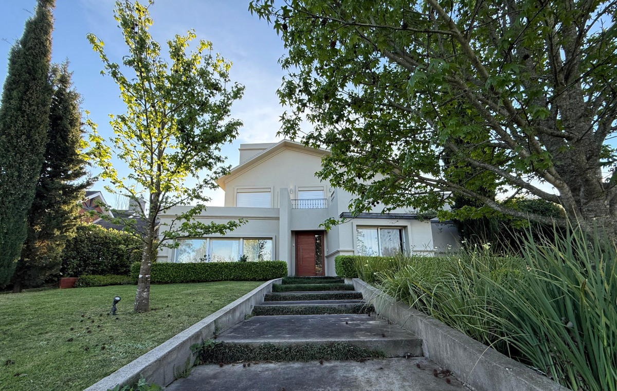 Venta Casa de 4 dormitorios y servicio, de 352 m2, en Lomas de la Tahona