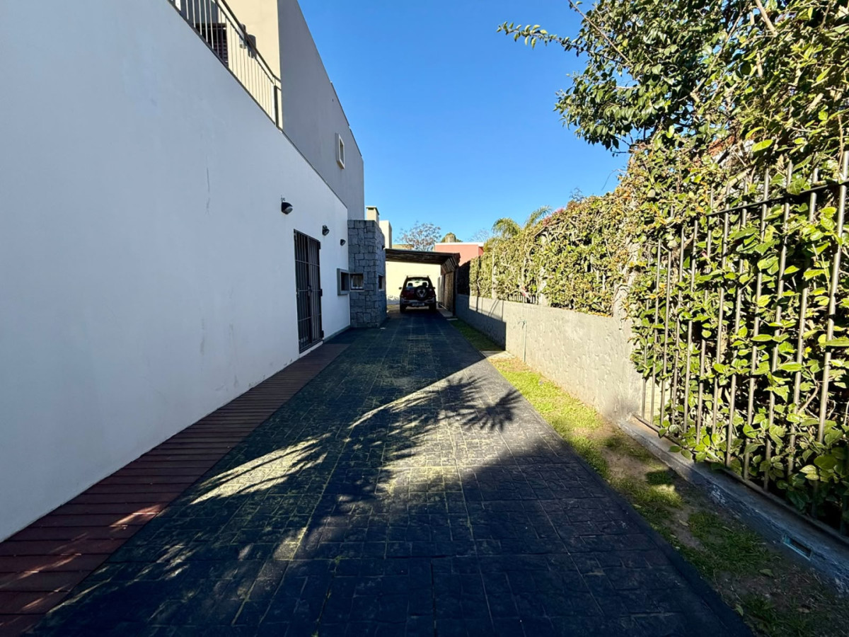 Venta casa PH de 5 dormitorios, escritorio, fondo y cochera para 6 autos en Carrasco Norte.