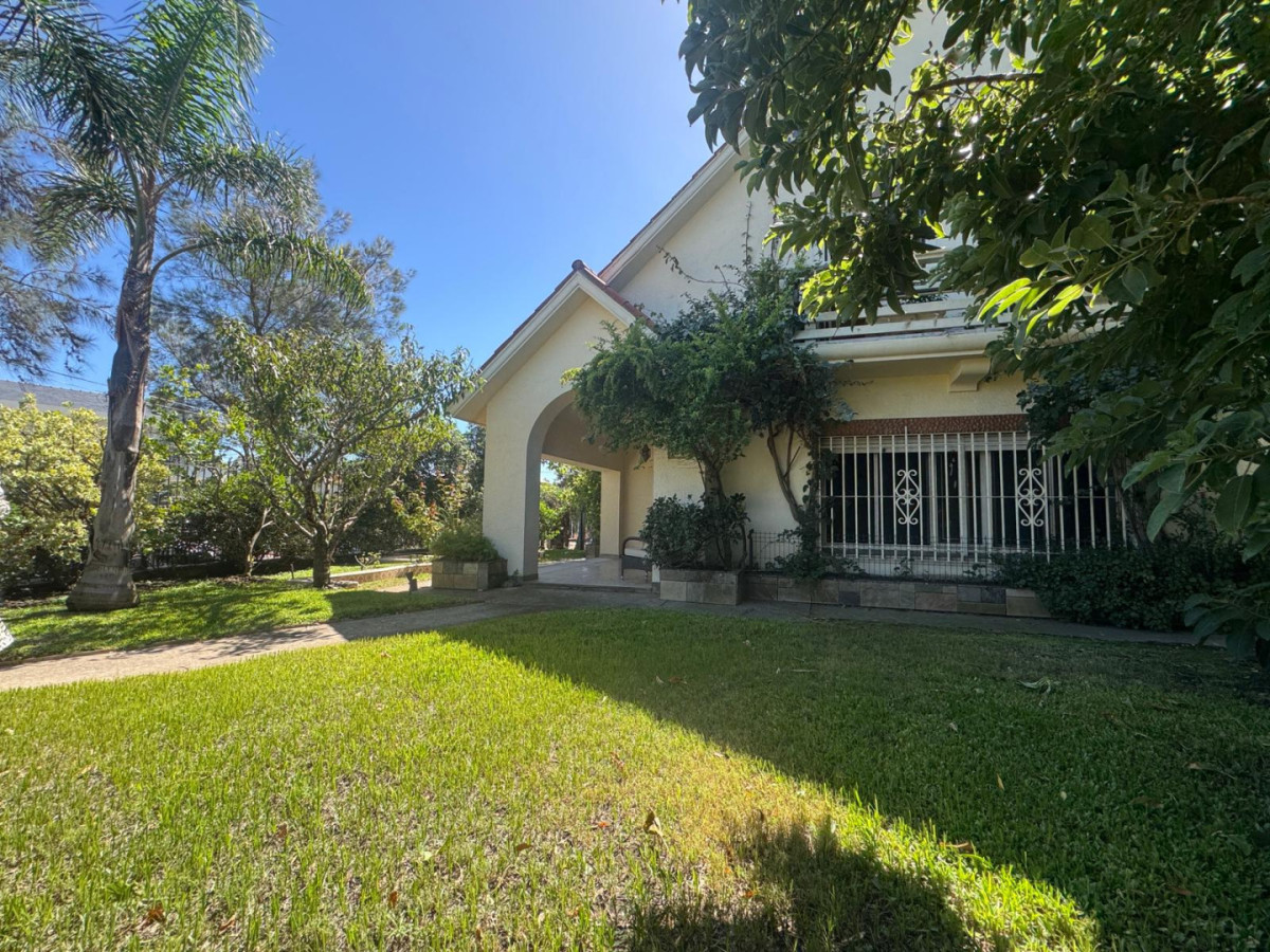 Venta casa de 3 dorm y servicio completo, frente al mar, en Carrasco-Punta Gorda