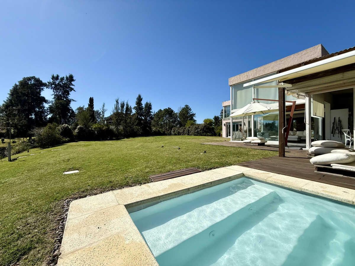 Venta Casa en Marina de Santa Lucía, con 1644 m2 de terreno, 241 edificado y doble muelle.