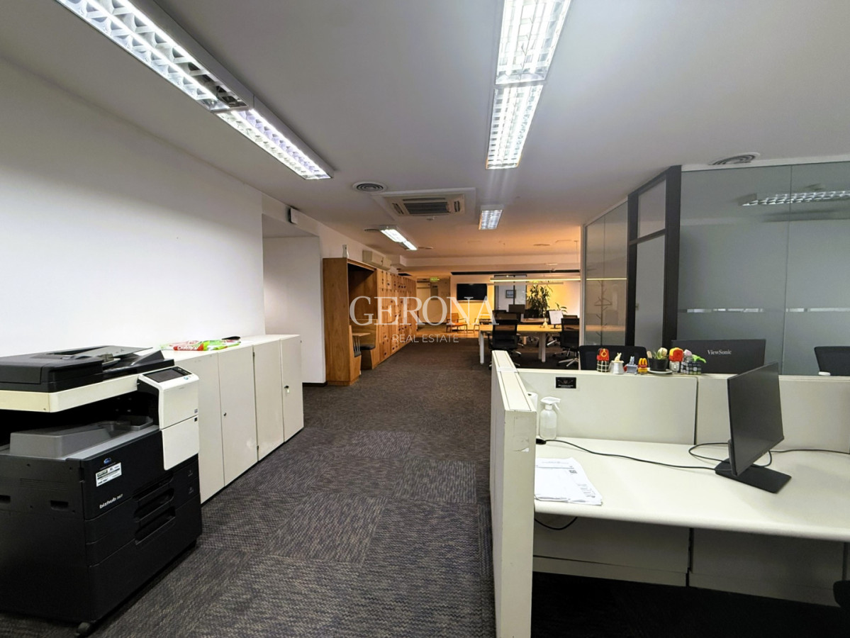 Oficina ID.319 - Alquiler Oficina Corporativa de 715 mts, equipada para 100 puestos, en Ciudad Vieja.