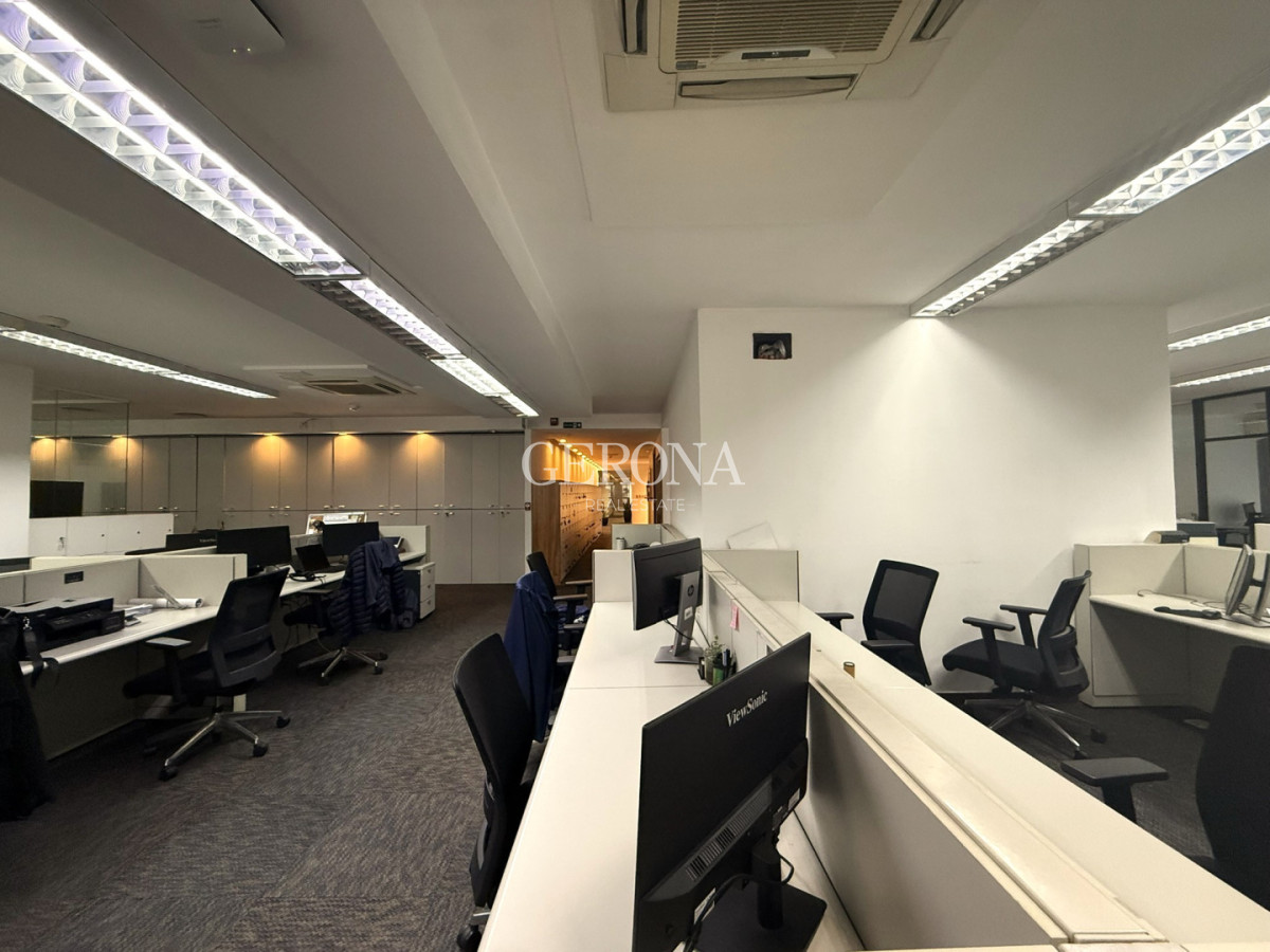Oficina ID.319 - Alquiler Oficina Corporativa de 715 mts, equipada para 100 puestos, en Ciudad Vieja.