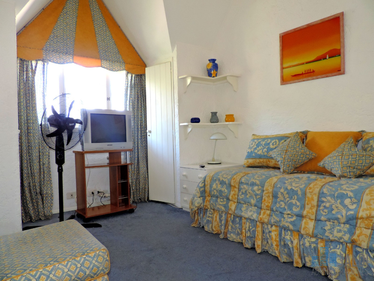 Casa ID.100 - EXCELENTE OPORTUNIDAD CHALET EN ZONA RESIDENCIAL PUNTA DEL ESTE