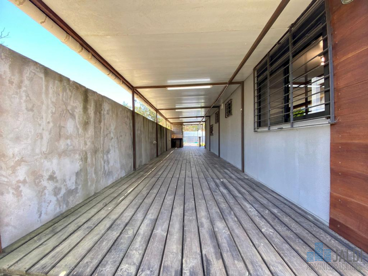 Casa ID.110 - CASA EN VENTA CON PISCINA 3 DORMITORIOS 2 BAÑOS