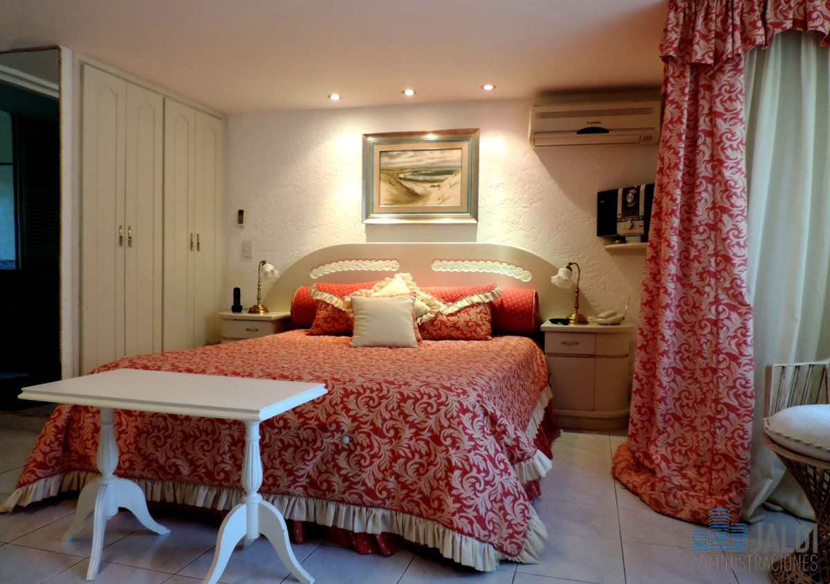 Casa ID.100 - EXCELENTE OPORTUNIDAD CHALET EN ZONA RESIDENCIAL PUNTA DEL ESTE
