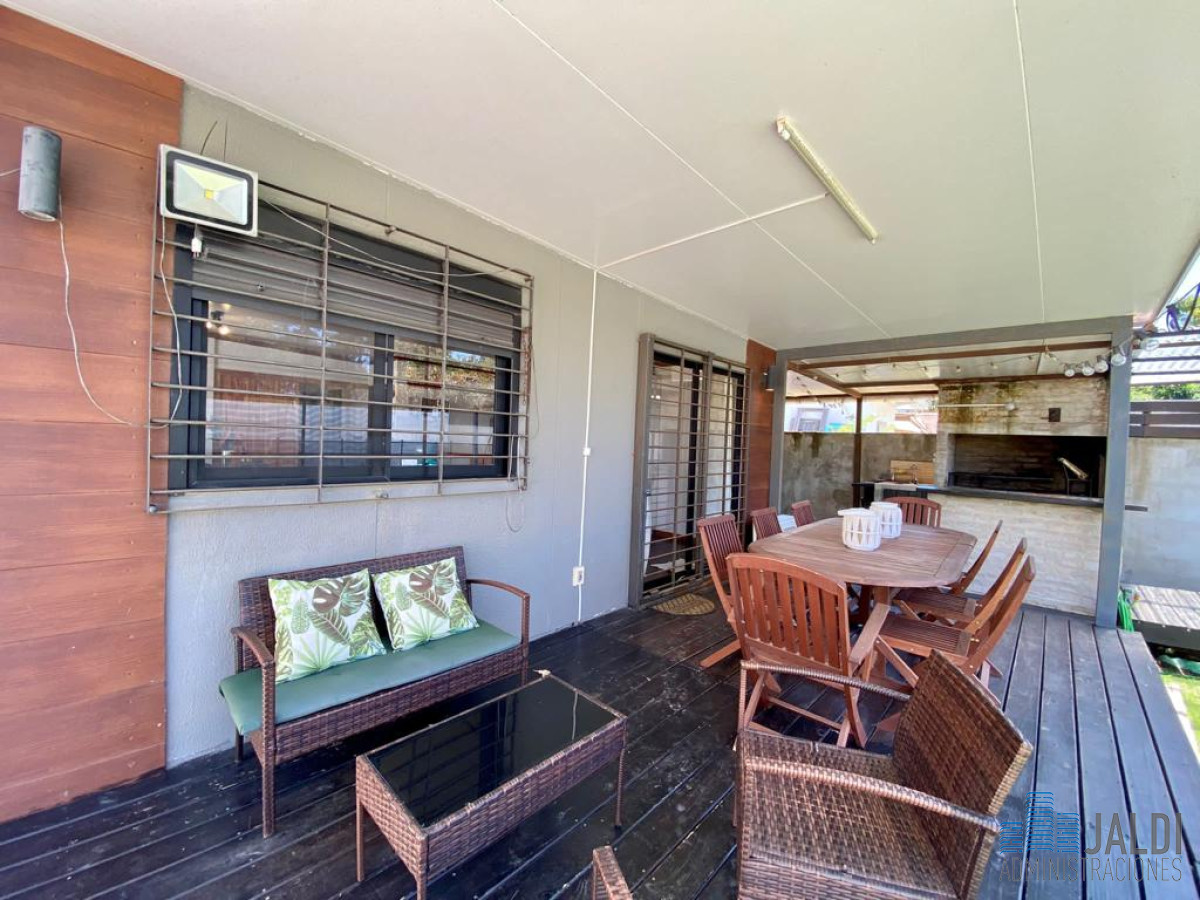 Casa ID.110 - CASA EN VENTA CON PISCINA 3 DORMITORIOS 2 BAÑOS