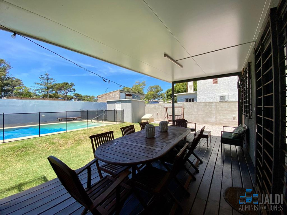 Casa ID.110 - CASA EN VENTA CON PISCINA 3 DORMITORIOS 2 BAÑOS