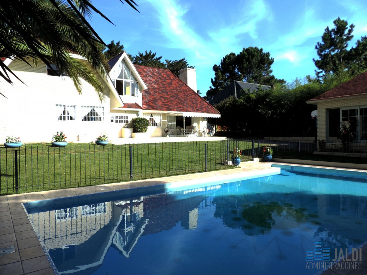 Casa ID.100 - EXCELENTE OPORTUNIDAD CHALET EN ZONA RESIDENCIAL PUNTA DEL ESTE